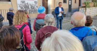 Ein Spaziergang voller Geschichten und Überraschungen: Peter Salzmann führt im Rahmen von BergBuchBrig durch Domodossola – und vermischt dabei Wahrheit und Fiktion zu einem charmanten Lügengespinst.