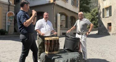 Das Eidgenössische Tambouren- und Pfeiferfest 2027 in Visp ist auf Kurs. Die drei Co-Präsidenten informieren genau ein Jahr vor dem Start über den Stand der Vorbereitungen.