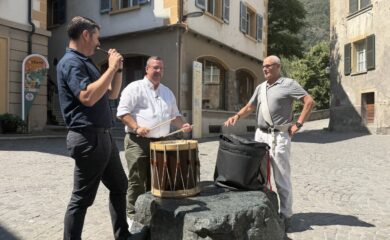 Das Eidgenössische Tambouren- und Pfeiferfest 2027 in Visp ist auf Kurs. Die drei Co-Präsidenten informieren genau ein Jahr vor dem Start über den Stand der Vorbereitungen.