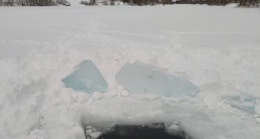 Vom Bohren im Eis bis zum stillen Eintauchen: Eisbaden im Goms aus nächster Nähe.