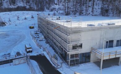 Baustelle mit Geldsorgen: Die Eishalle in Saas-Grund kämpft mit finanziellen Problemen, jetzt präsentieren die drei Hauptgläubiger eine Lösung.