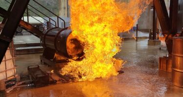 Visp: Feuerwehrleute aus der ganzen Schweiz trainieren im Chemiewehrkurs der Lonza für den Ernstfall.