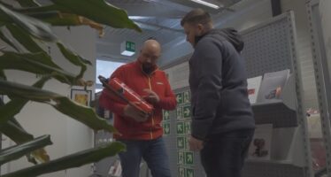 Steigende Nachfrage nach Feuerlöschern: Seit der Brandkatastrophe von Crans-Montana steigt die Nachfrage nach Feuerlöschern, Rauchwarnmeldern und Löschdecken markant.