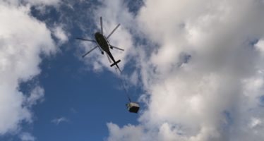 Wenn Fische fliegen: Fischerverein Bezirk Leuk setzt 150 kg Regenbogenforellen via Helikopter in den Lämmernsee aus