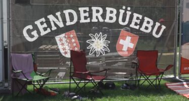 Heiss, heisser, Genderbüebu: Bei 34 Grad fand am Samstag auf dem Natischer Stapfen das zweite ausverkaufte Genderbüebu-Open Air statt