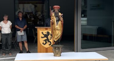 Zurück im Baltschiedertal: Eine 500 Jahre alte Holzstatue kehrt per Heli an ihren Ursprungsort zurück.