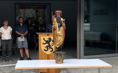 Zurück im Baltschiedertal: Eine 500 Jahre alte Holzstatue kehrt per Heli an ihren Ursprungsort zurück.