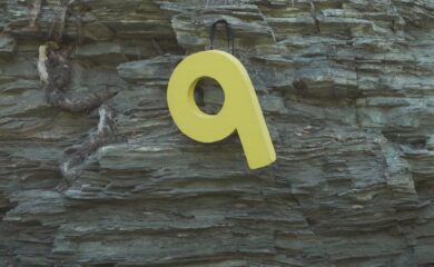 Kanal9 Sommerserie: “Ds Niini unnerwägs” in Visp. Im Felsen am Treichweg begeben wir uns auf die Spuren von Johanneli Fi und entdecken einen geschichtsträchtigen Ort.
