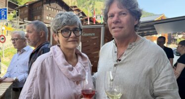 Tag der offenen Tür im Hotel Zeitlos in Ferden: Daniel und Karin Ritler zeigen den Besucherinnen und Besuchern den Stand der Umbauarbeiten am ersten Jahrestag der Katastrophe von Blatten.