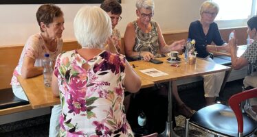 « Vispträff-Punkt »: Freiwillige der Generation 60+ starten erfolgreich ins zweite Betriebsjahr und schaffen jeden Dienstag schöne Begegnungen.