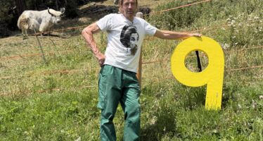 Kanal9 Sommerserie: “Ds Niini unnerwägs” zu Besuch bei Yakbauer Daniel Wismer auf 1650 Metern Höhe. Oberhalb von Embd gibt es sogar ein Yakmuseum.