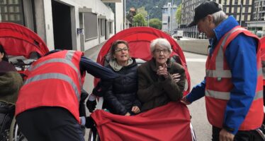 Rentner unterwegs mit Dreirädern für die Senioren