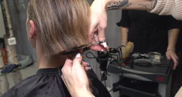 De précieux cheveux pour les blessés de Crans-Montana