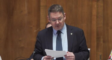 Des élus s’attaquent aux doubles mandats des conseillers d’État