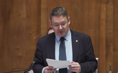 Des élus s’attaquent aux doubles mandats des conseillers d’État