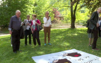 L’artiste Maire-Antoinette Gorret fait piétiner ses oeuvres dans l’exposition «Bigarrant de tapis» au parc à sculptures de la Fondation Gianadda