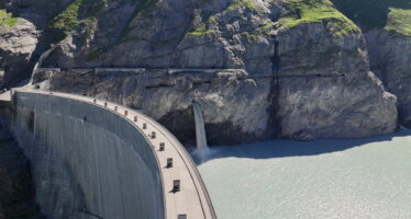 Mauvoisin: un travelling fantasmagorique sur le mur du barrage