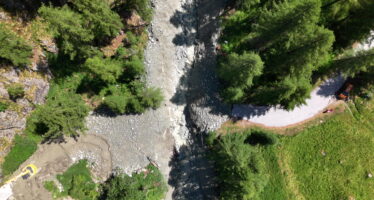 Un pont emporté par une lave torrentielle à Evolène