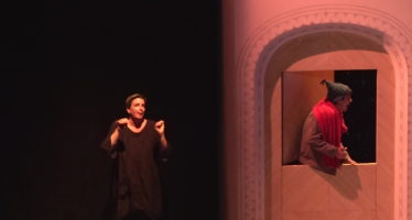 Une pièce de théâtre interprétée en langage des signes