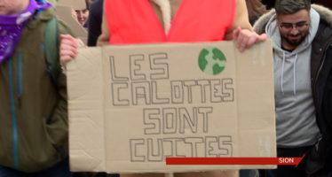 Environ 300 étudiants et apprentis ont marché ce vendredi à Sion pour le climat