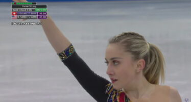 Les patineurs Oxana Vouillamoz et Tom Bouvart au pied du podium des mondiaux juniors