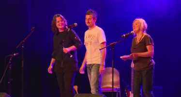 Noémie Schmidt, Célina Ramsauer et Diane Tell soutiennent l’association Patouch lors du gala annuel à Conthey