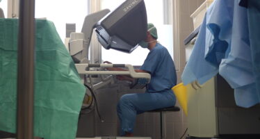 Un robot chirurgien participe désormais aux opérations de l&rsquo;hôpital du Valais