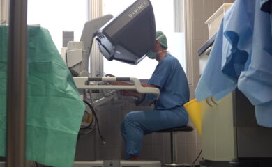 Un robot chirurgien participe désormais aux opérations de l&rsquo;hôpital du Valais