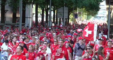 Euro 2025: portée par des milliers de fans, la Nati se qualifie pour les quarts