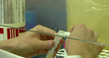 Sida: «La coupe des subventions pour les pays à bas revenus peut conduire à une résurgence du VIH en Suisse»