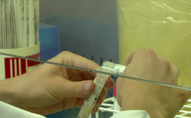 Sida: «La coupe des subventions pour les pays à bas revenus peut conduire à une résurgence du VIH en Suisse»