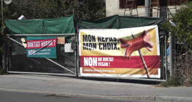 « On se sent agressé par ces affiches »: Un Valaisan heurté par le slogan « Non au diktat vegan »