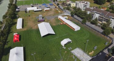 Aufbauarbeiten in Naters laufen: Erfolgs-Open Air der « Genderbüebu » geht in die zweite Runde