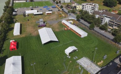 Aufbauarbeiten in Naters laufen: Erfolgs-Open Air der « Genderbüebu » geht in die zweite Runde