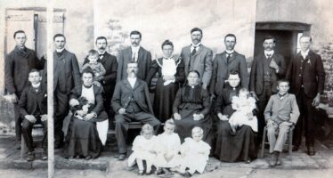 Buchvernissage in Visperterminen: “Zwischen Heimat und Fremde” – so heisst das neue Buch von Julian Vomsattel mit Geschichten über Auswanderer aus dem Oberwallis.