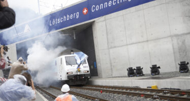 Verkehrspolitische Revolution: Vor knapp 20 Jahren wird der Lötschbergbasistunnel eröffnet. Bis heute ist er für Pendler:innen und Reisende ein Segen