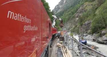 Beschädigte Bahnstrecke: Die Unwetter treffen die Matterhorn Gotthard Bahn hart. Jetzt wird alles wieder instand gesetzt