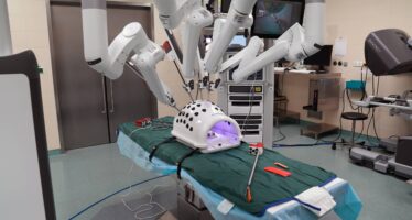 Zum ersten Mal ist im Spitalzentrum Oberwallis ein Operationsroboter im Einsatz. Wir konnten heute einen Eingriff mit der Kamera begleiten.