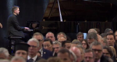 Loris Mittaz et son piano pour soutenir l’émotion collective