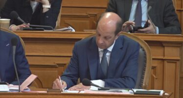 Steuer- und AHV-frei: Der Nationalrat nimmt die Motion « Das freiwillige Trinkgeld ist nicht Teil des Gehalts » von Mitte-Ständerat Beat Rieder an.