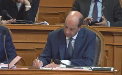 Steuer- und AHV-frei: Der Nationalrat nimmt die Motion « Das freiwillige Trinkgeld ist nicht Teil des Gehalts » von Mitte-Ständerat Beat Rieder an.