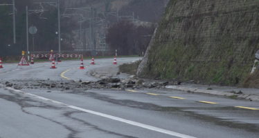 Éboulements, routes coupées et glissements de terrain : le canton toujours sous la pluie