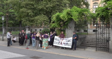 Des collectifs féministes en soutien à une victime présumée devant le tribunal de Sion