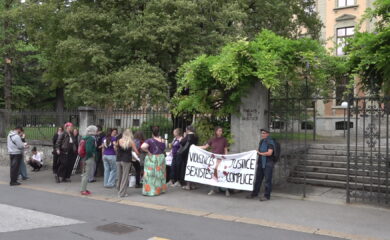 Des collectifs féministes en soutien à une victime présumée devant le tribunal de Sion