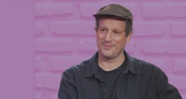 « Komfortzona »: Samuel Schnydrig ist Musiker und Autor. Er schreibt über grosse Umbrüche im Leben, seine musikalische Liebe gilt dem Punkrock. Er erzählt von einer gescheiterten Musikstunde, seiner Band Them Fleurs und wie es dazu kam, dass « Die Toten Hosen » in seiner ehemaligen WG ein Geheimkonzert gaben.