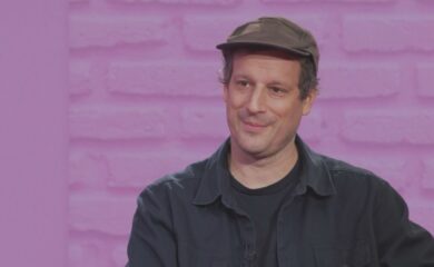 « Komfortzona »: Samuel Schnydrig ist Musiker und Autor. Er schreibt über grosse Umbrüche im Leben, seine musikalische Liebe gilt dem Punkrock. Er erzählt von einer gescheiterten Musikstunde, seiner Band Them Fleurs und wie es dazu kam, dass « Die Toten Hosen » in seiner ehemaligen WG ein Geheimkonzert gaben.