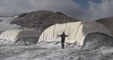 Schafswolle gegen Gletscherschwund: Auf dem Tsanfleuron-Gletscher (VD) läuft ein spezieller Test. Mit Planen aus Schafswolle will man das Abschmelzen des Gletschers verlangsamen.