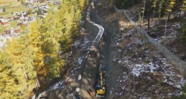 Neuer Schutz für Randa: Der neue Schutzwall oberhalb von Randa schützt die Gemeinde vor Steinschlag