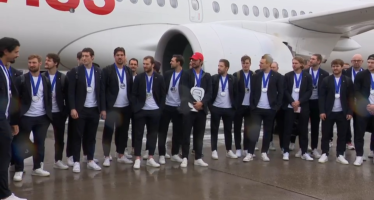 Auch WM-Silber darf gefeiert werden: Die Schweizer Nationalmannschaft wird in Kloten von den Fans mit viel Applaus empfangen
