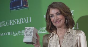 Der “Tschuggu” gehört in die Berge: Sina bringt den Swiss Music Award “Best Female Act” ins Wallis